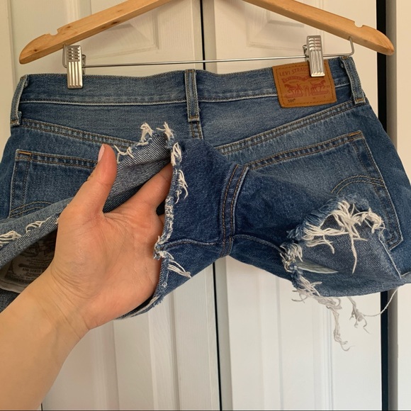 Levi Denim Shorts - Size 28 (fits small) - Picture 3 of 7